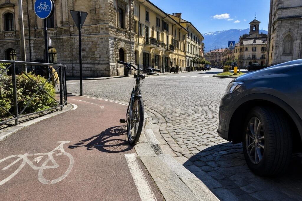 Aosta, Corso Lancieri: la visibilità ridotta sulla pista ciclabile necessita di interventi