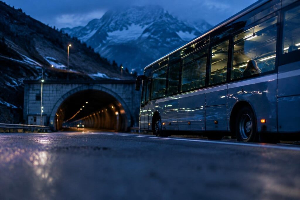 Donna trovata morta su autobus al confine del tunnel del Monte Bianco
