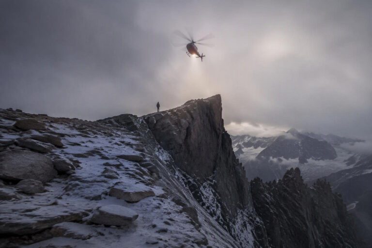 Elicottero riprende l’alpinista a 40 metri dal Dente del Gigante