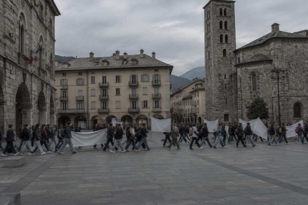 Manifestazione in piazza Deffayes: domande per scuole adeguate