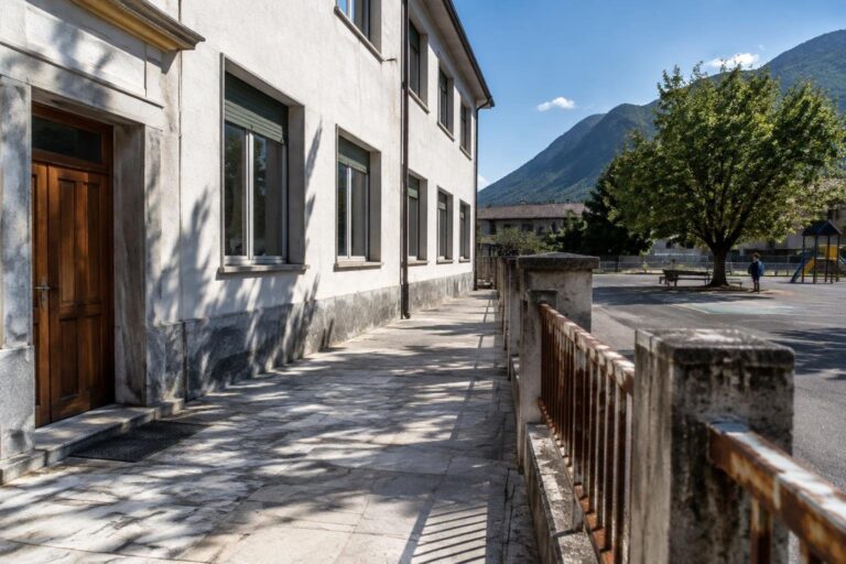 Uomo entra nella scuola elementare di Verrès: cosa è accaduto