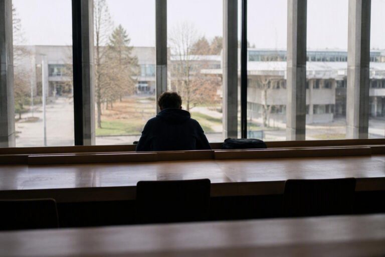 Come l’uso problematico del web influisce sul benessere psicologico