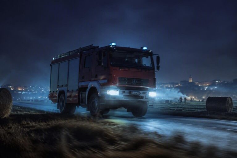 Incendio ad Altamura: intervento dei vigili del fuoco per spegnere rogo di paglia