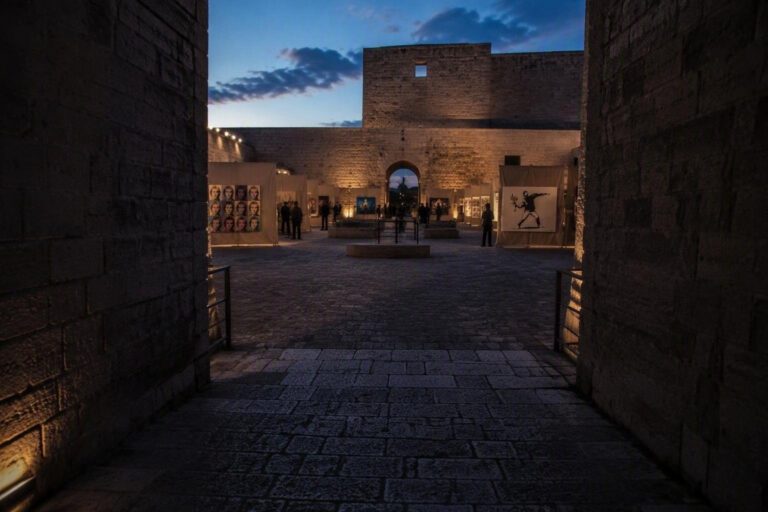 La mostra Warhol vs Banksy al Castello di Barletta: numeri record e opere iconiche