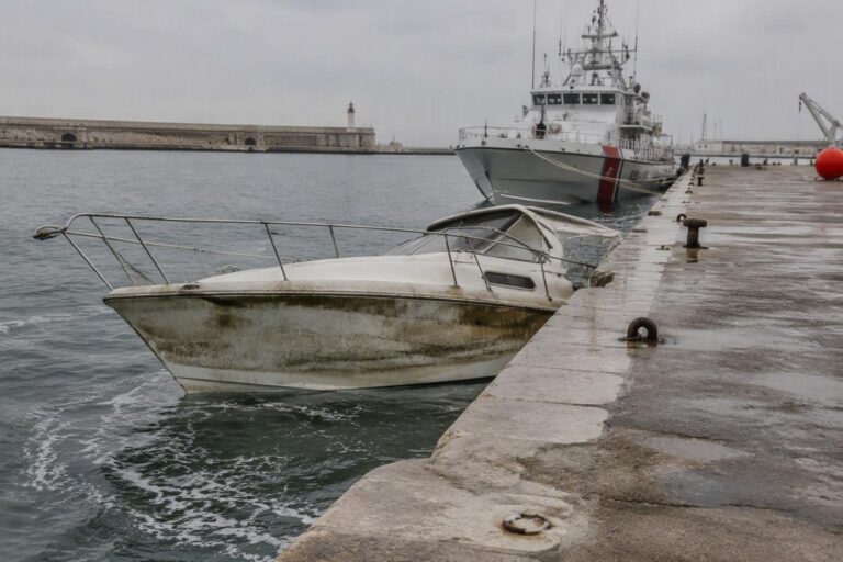 Motopesca semi-affondato nel porto di Molfetta: intervento della Guardia Costiera