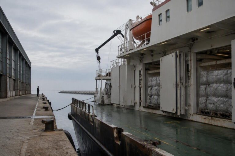 Nave Life Support sbarca a Bari con 48 migranti e sette salme