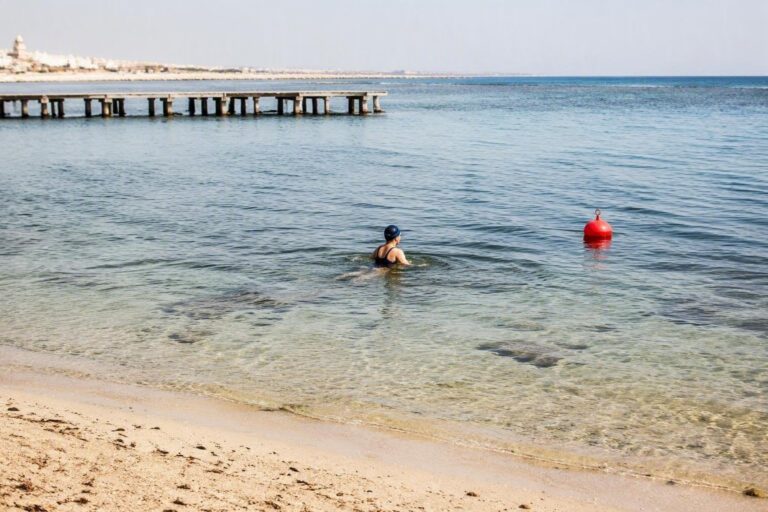 Nuoto in mare a Bari: routine sicure tra boe, correnti e vento