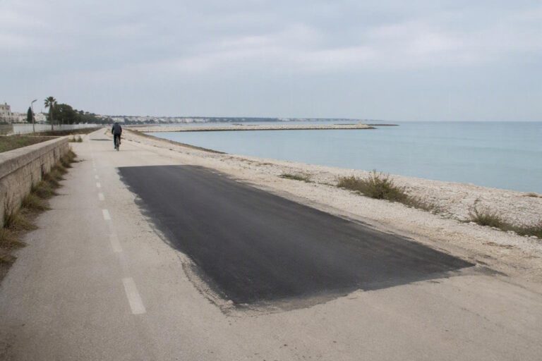 Pista ciclabile di Palese: polemiche per la toppa nera sull’asfalto