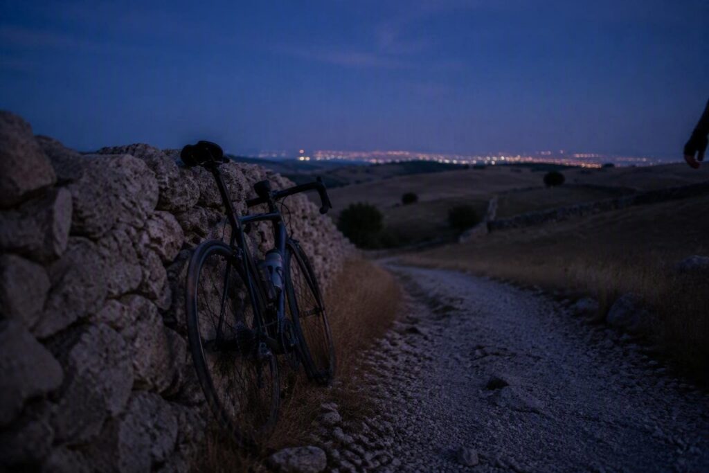 Programma ciclistico di 8 settimane tra Bari e Murgia con setup bici, sicurezza e tracce GPX progressive
