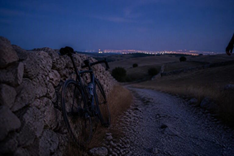Programma ciclistico di 8 settimane tra Bari e Murgia con setup bici, sicurezza e tracce GPX progressive