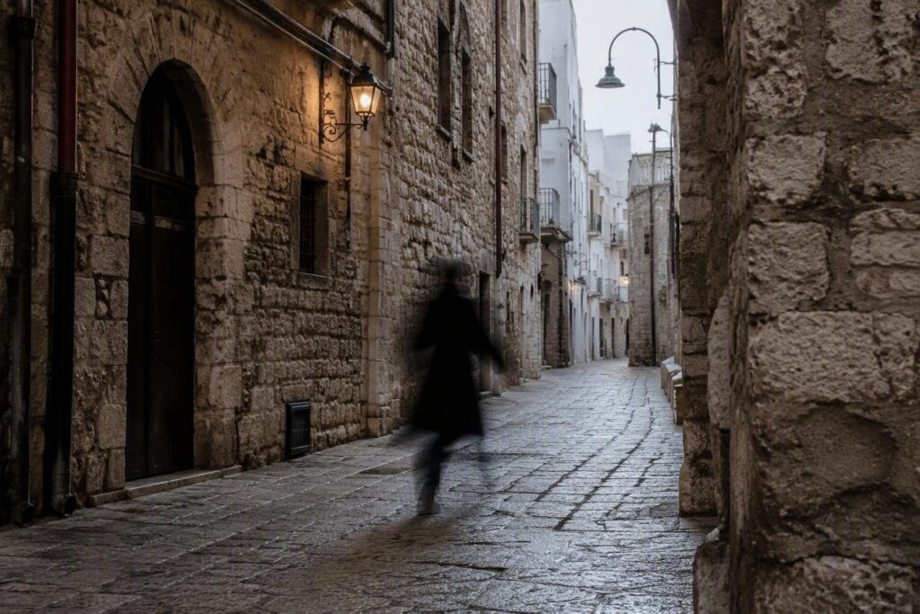 Sparatoria all’alba nel centro storico di Bari, 55enne ferito