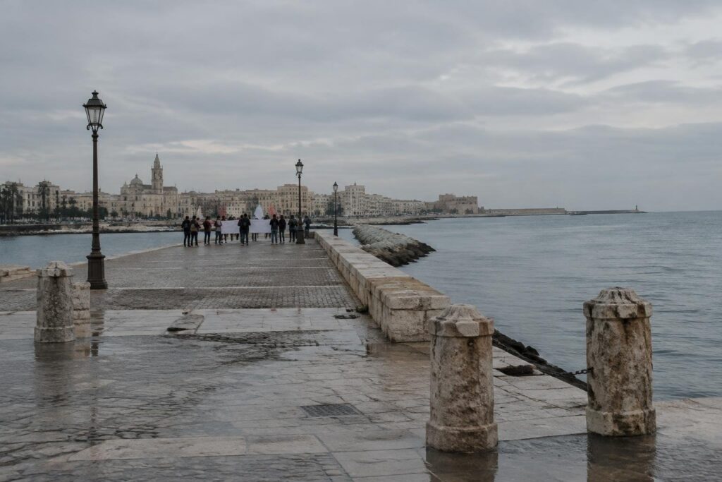 Protesta dei giovani a Bari contro il caro vita e la guerra