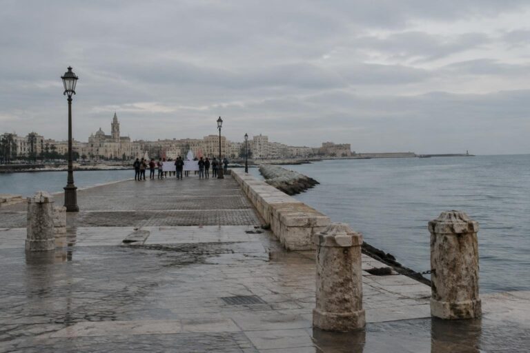 Protesta dei giovani a Bari contro il caro vita e la guerra