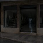 Scasso in via Umberto: tre maschi incappucciati svuotano sport shop