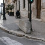 Scivolo per disabili ostruito da semaforo a Bari: intervento contestato