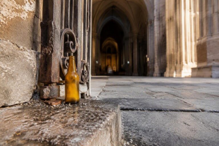 Uomo ubriaco tenta di entrare in basilica con bottiglia di birra, bloccato dai militari