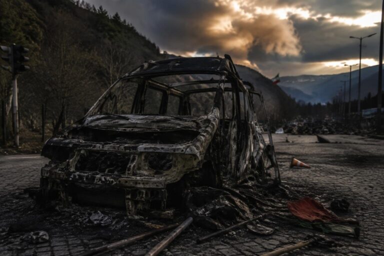 Val di Susa in fiamme: assalto No Tav a cantieri e mezzi delle forze dell’ordine