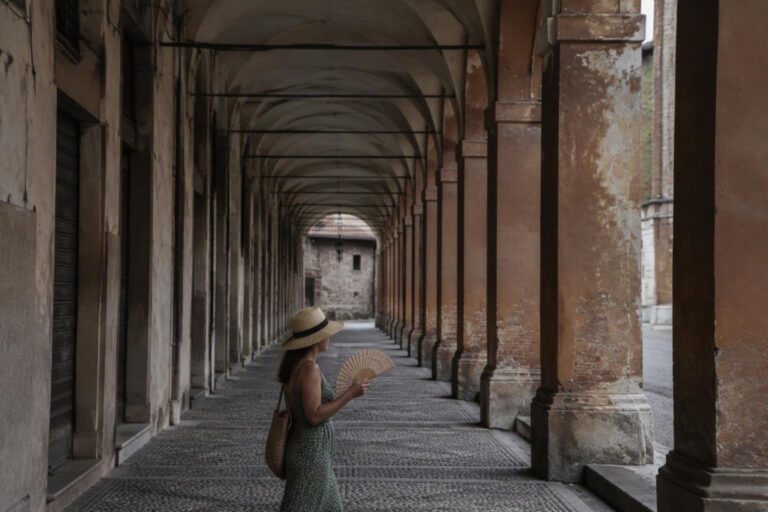 Accessori traspiranti a Bologna: come scegliere ventagli, cappelli e inserti anti-calore