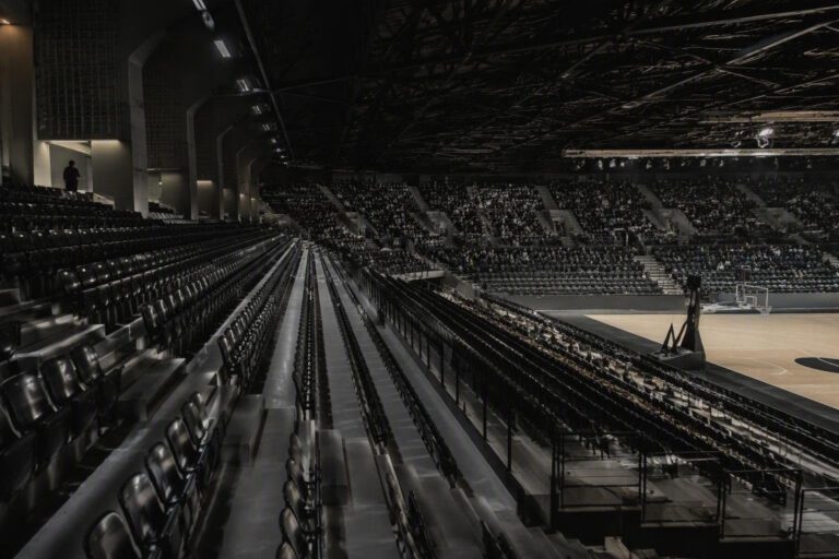 Basket e calcio a Bologna: come scegliere settori, muoversi e vivere il tifo in sicurezza