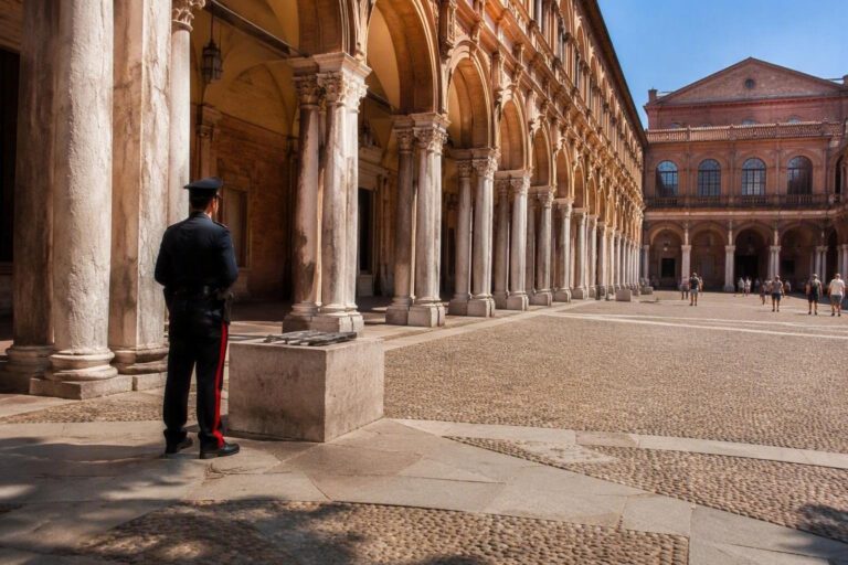 Bologna: carabinieri sequestrano pugnale e machete in piazza dei Martiri