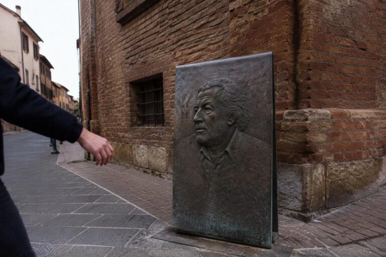 Francesco Guccini: omaggi e ricordi in via Paolo Fabbri a Bologna
