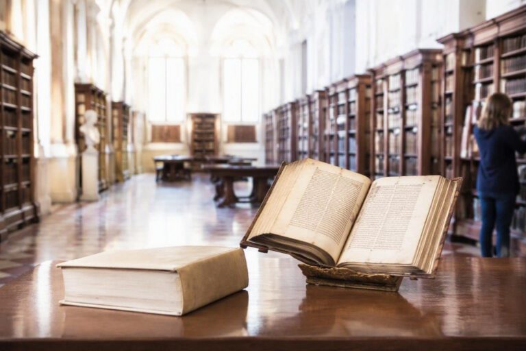 Guida alle biblioteche storiche di Bologna per sale, collezioni e norme di accesso