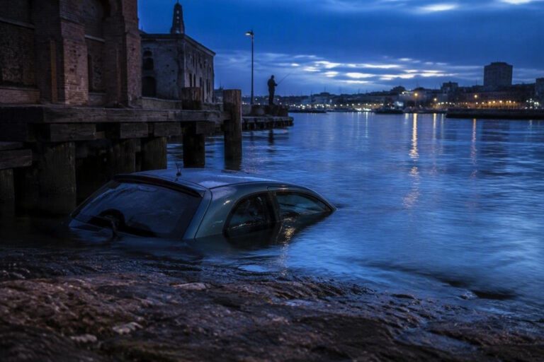 Incidente a Cattolica: auto finisce in acqua, marito fugge dopo il salvataggio