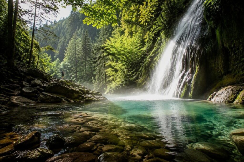 Marche: 7 luoghi incantevoli con cascate, fiumi e terme per una fuga estiva indimenticabile