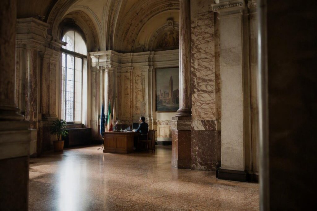 Minacce al sindaco di Bologna: chi sono gli indagati dopo la morte di Abderrahim Fakir