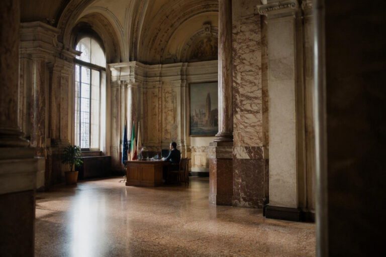 Minacce al sindaco di Bologna: chi sono gli indagati dopo la morte di Abderrahim Fakir