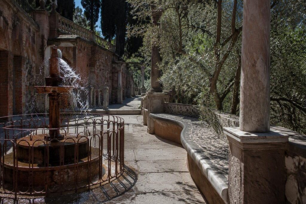 Passeggiate nei giardini storici di Bologna tra ombra e acqua