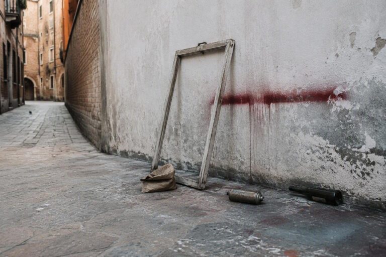 Scritte minacciose a Bologna contro il sindaco Lepore