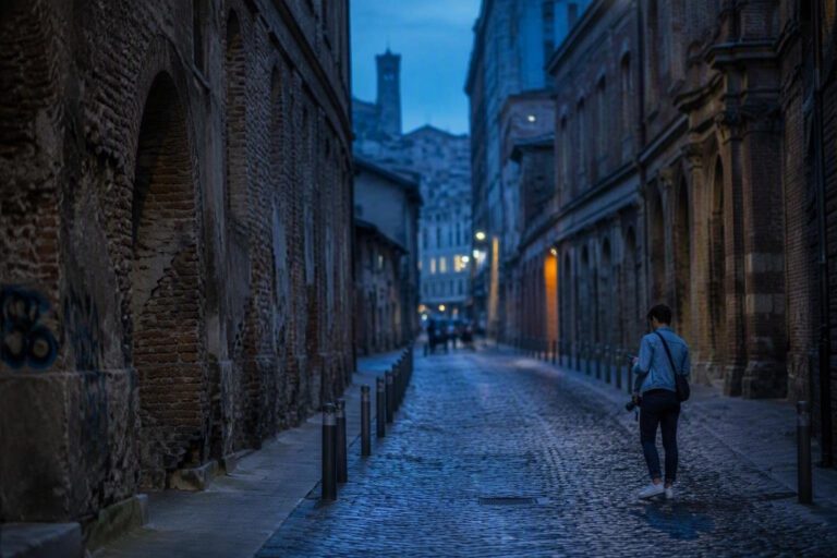 Turista francese denunciato a Bologna per scritte contro Meloni e forze dell’ordine