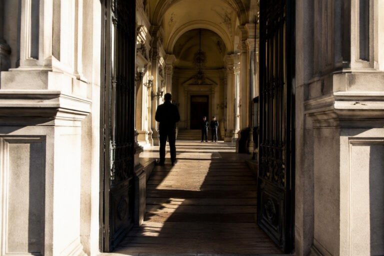 Uomo tunisino chiede casa e cibo al Comune di Ferrara: l’intervento delle forze dell’ordine