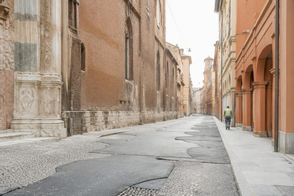 Via Santo Stefano a Bologna: asfalto provvisorio e tensioni tra cittadini e amministrazione