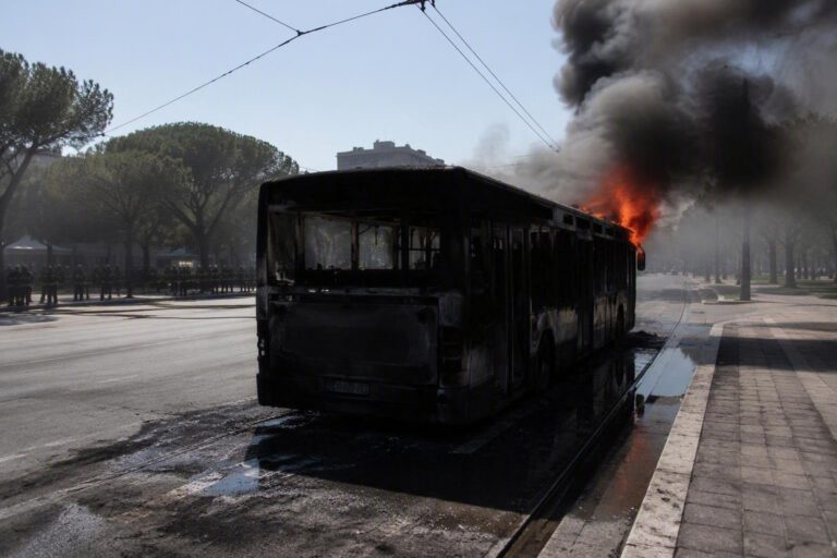 Autobus in fiamme a Bologna: l’intervento tempestivo dell’autista evita il peggio