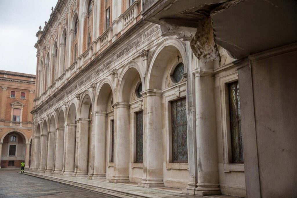 Rimandata la consegna di medaglie: Sala Estense chiusa per intonaco