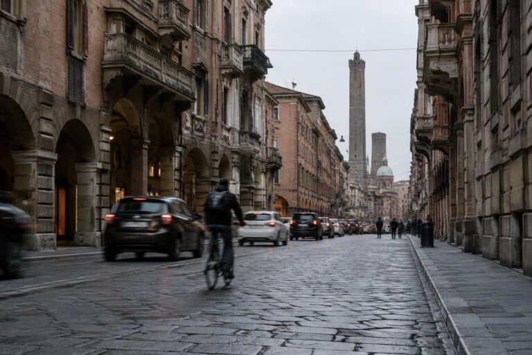 Affitti a Bologna: 93% supera un terzo del reddito, 37% cerca provincia