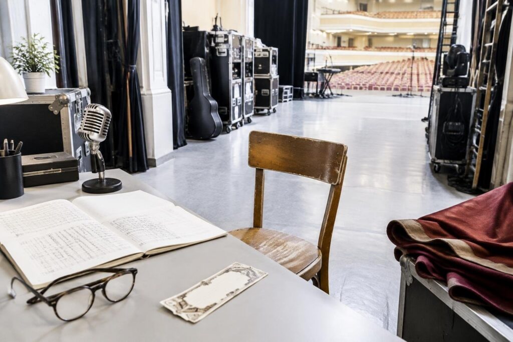 Dario Brunori in teatro: musica, monologhi e un pubblico sold out