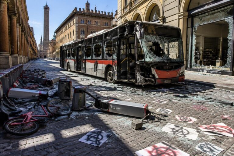 Incidente a Bologna: autobus Tper distrutto, 10 denunciati e 800 manifestanti