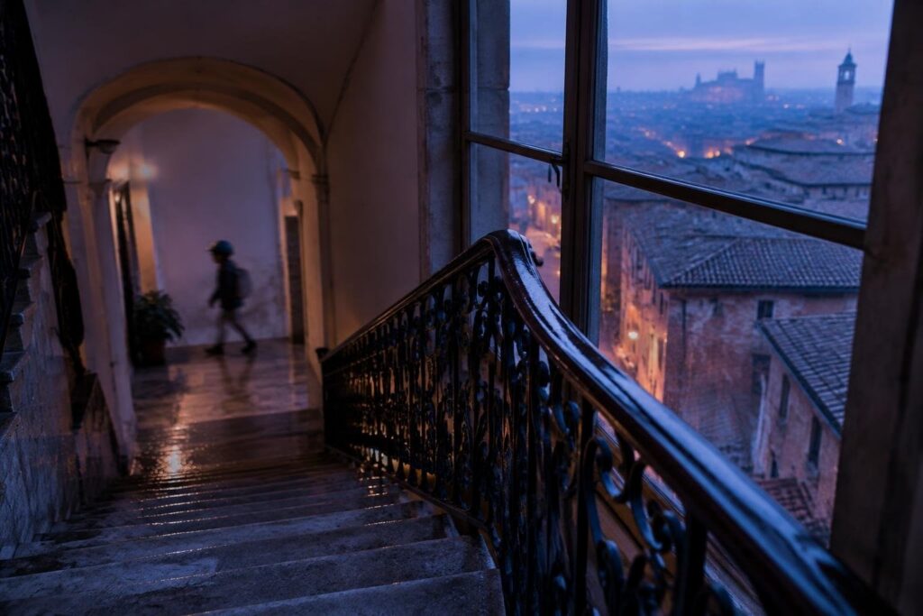 Procedimento per 66enne di Ferrara accusato di abusi con video AI