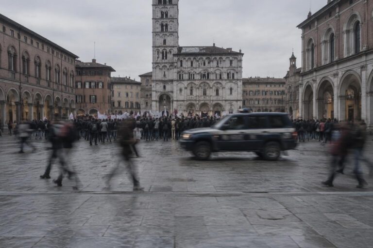 Protesta a Bologna: forze dell’ordine interveniscono con lacrimogeni