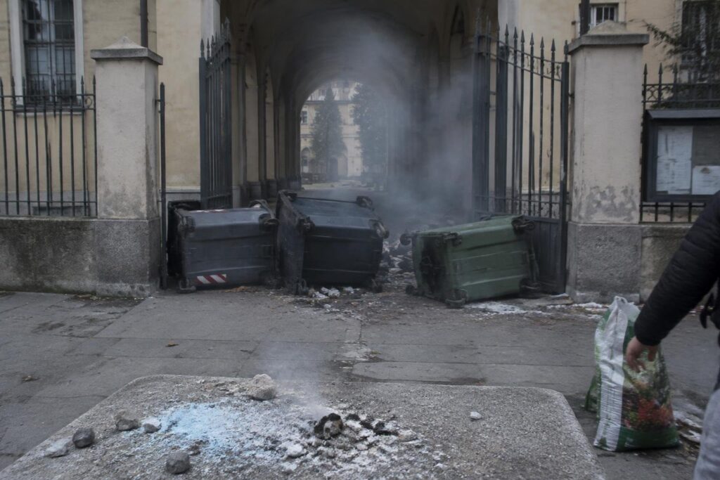 Studenti bloccano il Copernico di Bologna: cassonetti, fumo e protesta