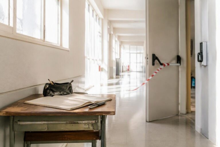 Violenza inattesa al Liceo Ariosto: arrestato l’uomo che ha colpito un 15enne