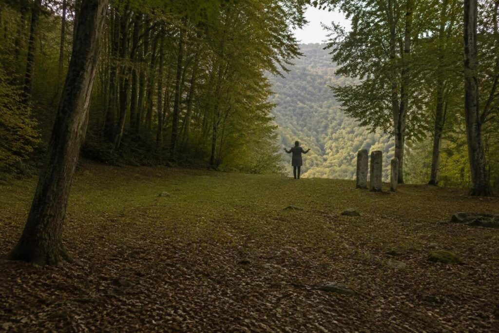 La storia di una famiglia che ha scelto la vita nel bosco