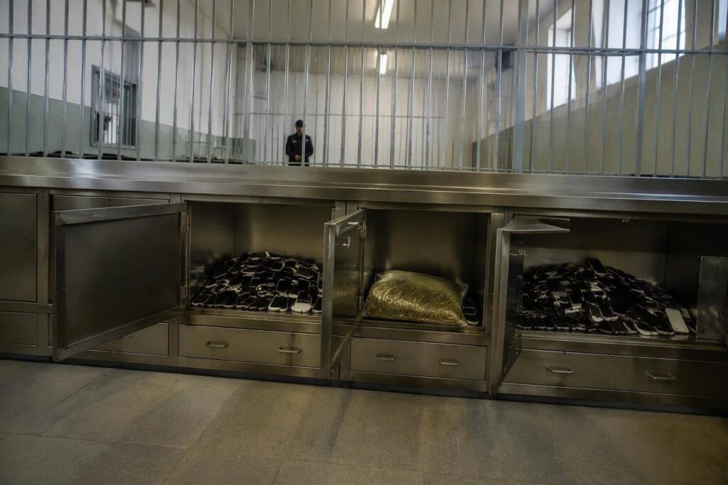 Operazione carceraria: blocco di cellulari e sequestro di hashish in Campania