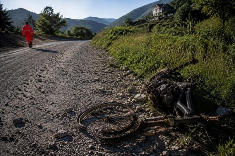 Scontro violento tra motociclista e ciclista nel Molise: uno in codice rosso