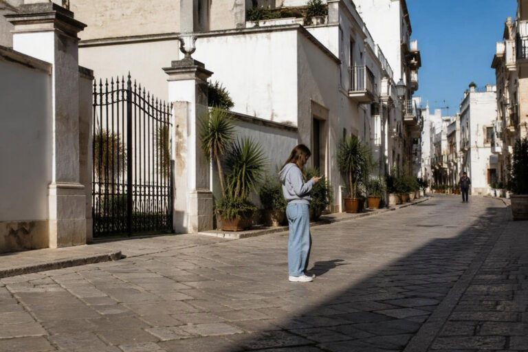 Indagine a Lecce: ragazza di 20 anni incita violenza in chat neonaziste