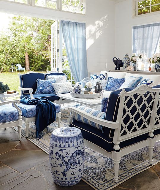 Toni del blu in salotto stile provenzale