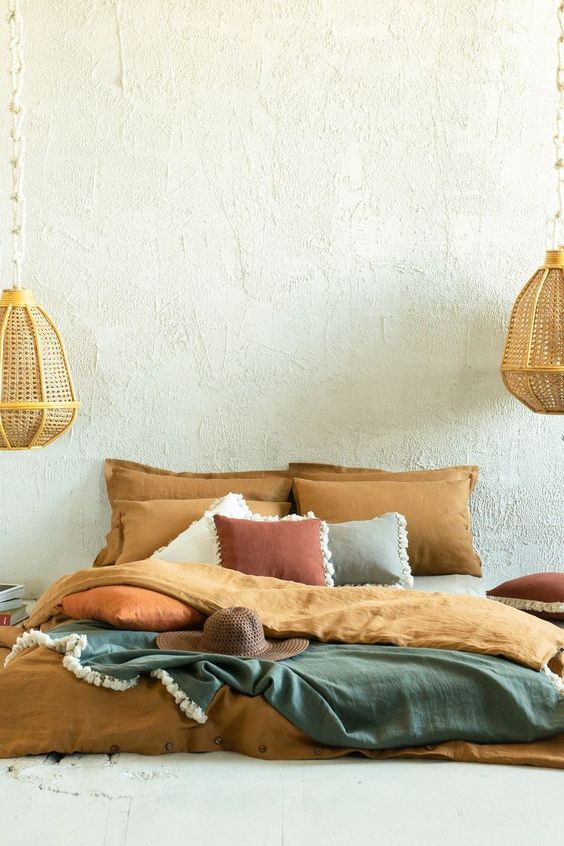 Camera da letto giallo ocra